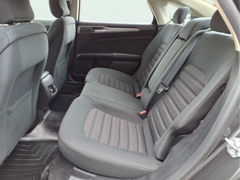 Used 2018 Ford Fusion SE w/ Fusion SE Technology Package FWD image 7
