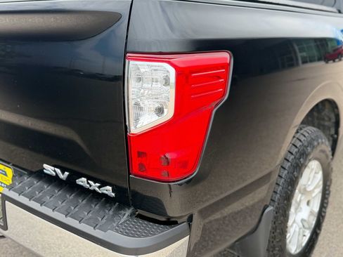 Used 2018 Nissan Titan SV AWD/4WD image 9