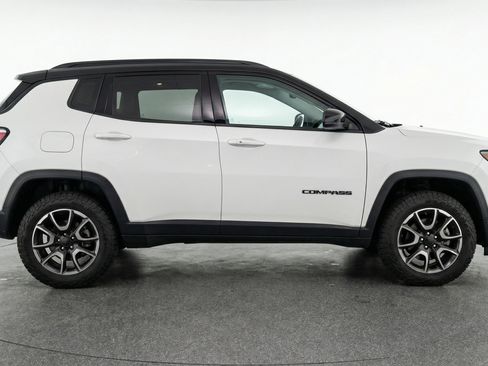 Used 2025 Jeep Compass Trailhawk image 11