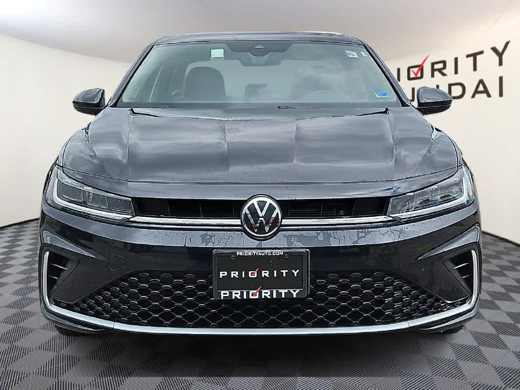 Used 2025 Volkswagen Jetta SE FWD image 2