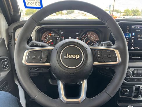 Used 2025 Jeep Wrangler Unlimited Sahara AWD/4WD image 28