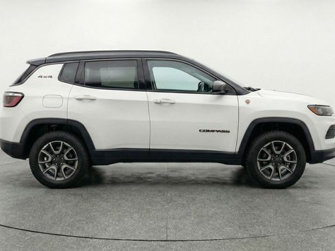Used 2025 Jeep Compass Trailhawk AWD/4WD image 11