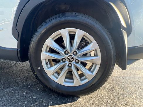 Used 2024 Toyota Corolla Cross LE image 39