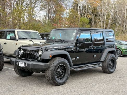 Used 2018 Jeep Wrangler Unlimited Rubicon w/ Connectivity Group image 3