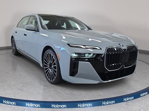 Used 2025 BMW 740i image 4