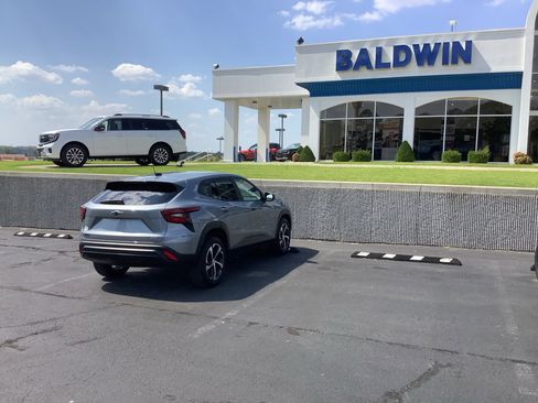 Used 2024 Chevrolet Trax RS w/ Sunroof Package image 7