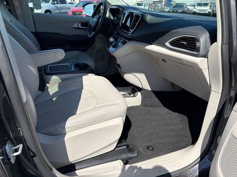 Used 2021 Chrysler Pacifica Touring-L AWD/4WD image 10