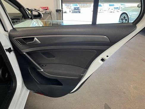 Used 2018 Volkswagen e-Golf SE FWD image 16