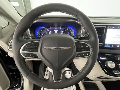 Used 2024 Chrysler Pacifica Touring-L image 36