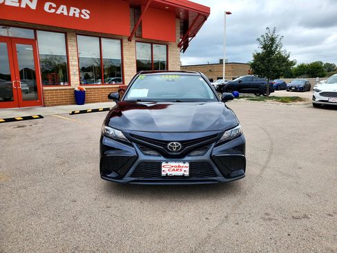 Used 2022 Toyota Camry SE image 2