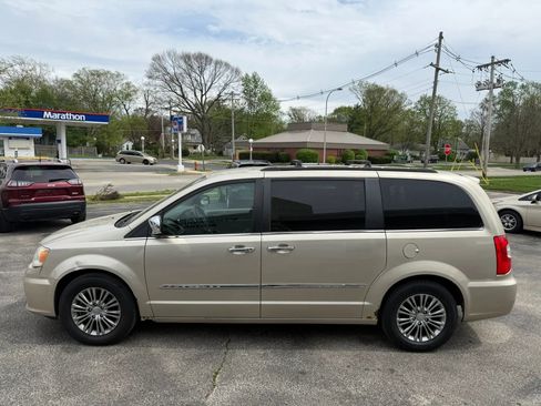 Used 2013 Chrysler Town & Country Touring-L w/ Driver Convenience Group image 2