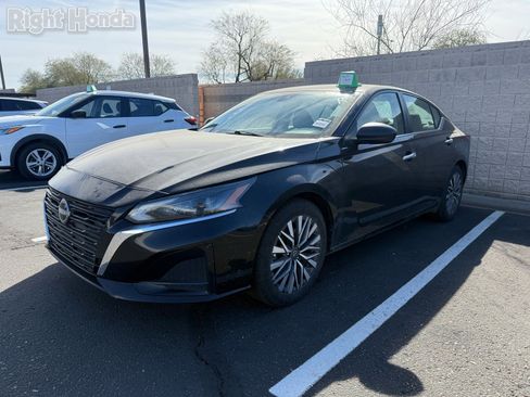 Used 2024 Nissan Altima 2.5 SV image 2