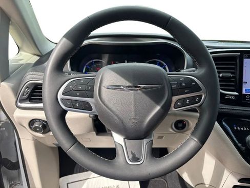 Used 2024 Chrysler Pacifica Limited FWD image 13