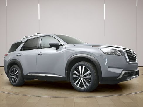 Certified 2025 Nissan Pathfinder Platinum w/ Cargo Package FWD image 27