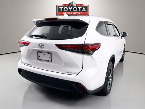 Used 2023 Toyota Highlander XLE AWD/4WD image 7