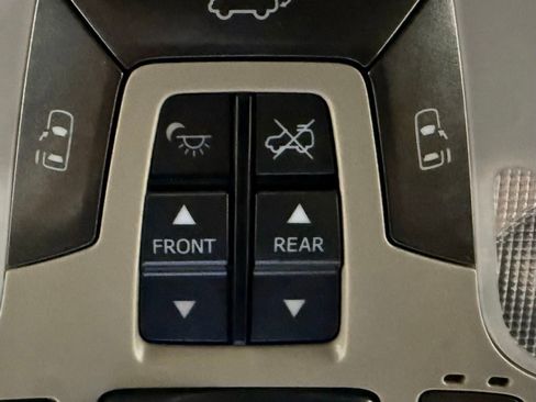 Used 2015 Toyota Sienna Limited image 38