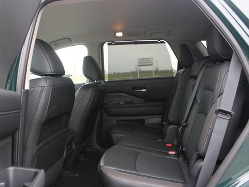 Used 2025 Nissan Pathfinder SL image 19