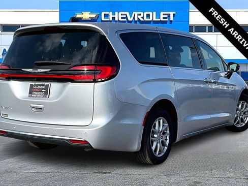 Used 2024 Chrysler Pacifica Touring-L image 5