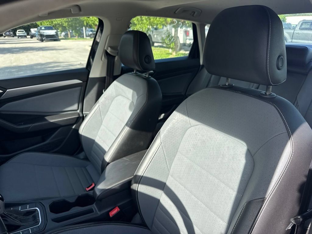 Used 2025 Volkswagen Jetta SE FWD image 10