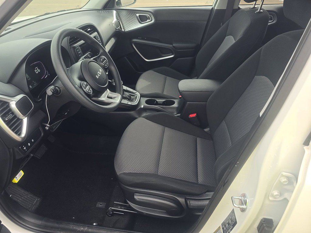 Used 2025 Kia Soul LX w/ LX Technology Package FWD image 7