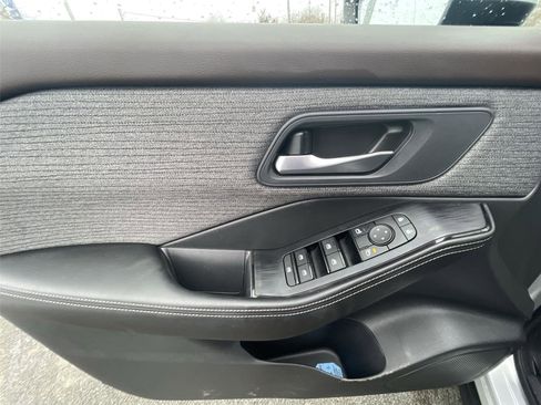 Used 2022 Nissan Rogue SV image 12