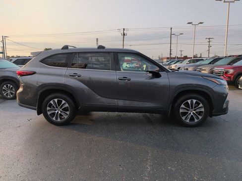 Certified 2023 Toyota Highlander XLE FWD image 6