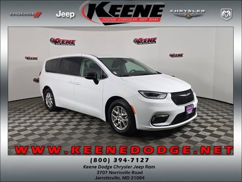 Used 2024 Chrysler Pacifica Touring-L image 1