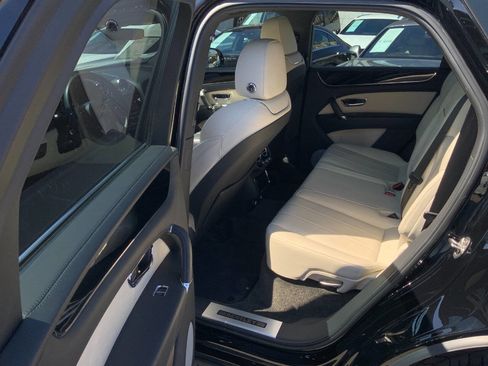 Used 2019 Bentley Bentayga AWD/4WD image 27