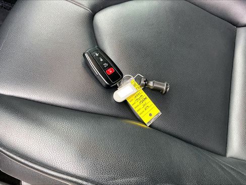 Used 2021 Toyota Highlander XLE image 15