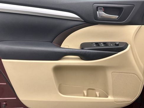 Used 2014 Toyota Highlander XLE image 9