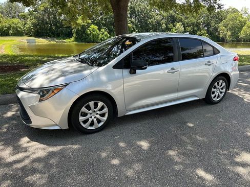 Used 2021 Toyota Corolla LE FWD image 2