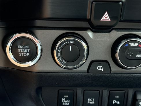 Used 2022 Toyota Tacoma TRD Off-Road w/ Technology Package AWD/4WD image 24