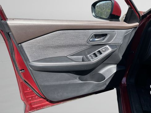 Used 2023 Nissan Rogue SV image 10