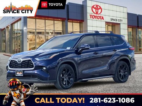 Used 2022 Toyota Highlander LE FWD image 1