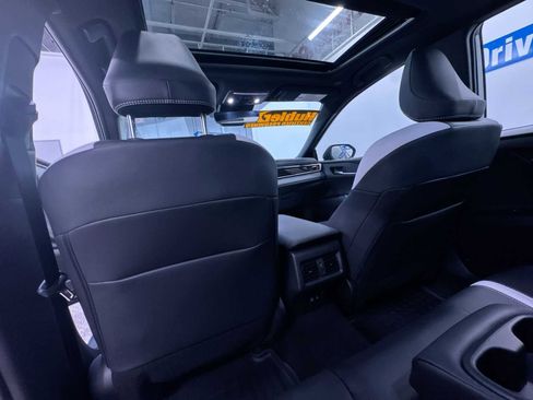 Used 2025 Toyota Camry SE image 36