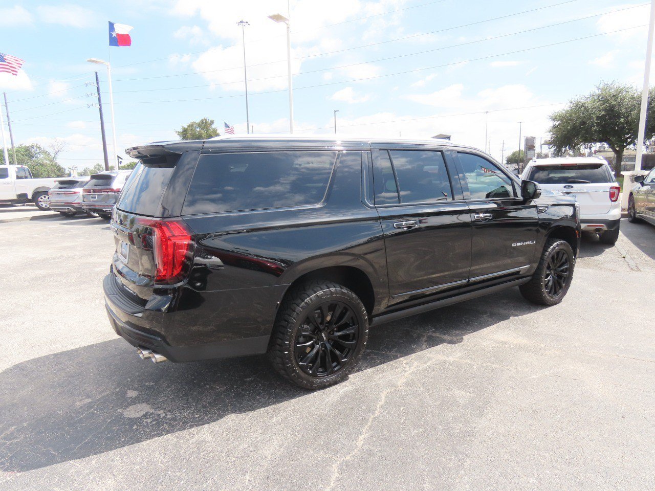 Used 2023 GMC Yukon XL Denali w/ Denali Reserve Package AWD/4WD image 11