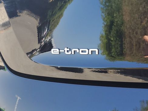 Used 2022 Audi e-tron Prestige w/ Prestige Package AWD/4WD image 7