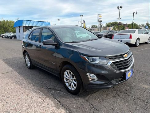 Used 2020 Chevrolet Equinox LS w/ LS Convenience Package AWD/4WD image 3