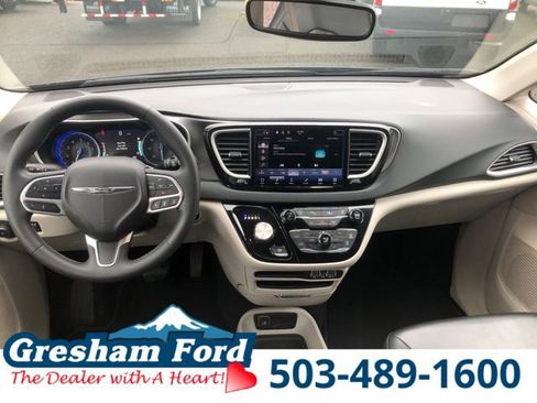 Used 2023 Chrysler Pacifica Touring-L FWD image 17