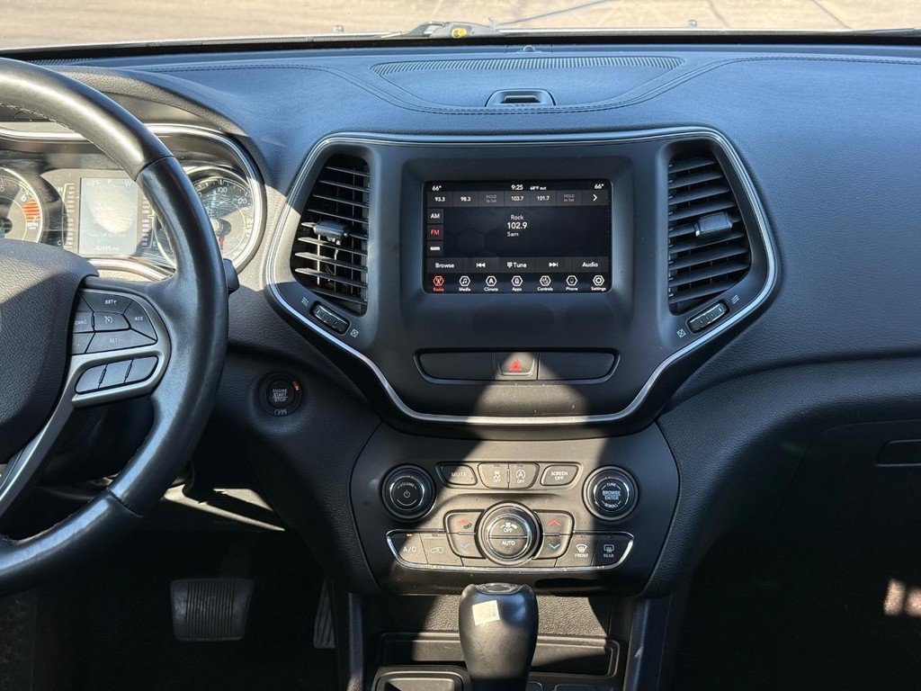 Used 2019 Jeep Cherokee Latitude Plus w/ Comfort/Convenience Group FWD image 9