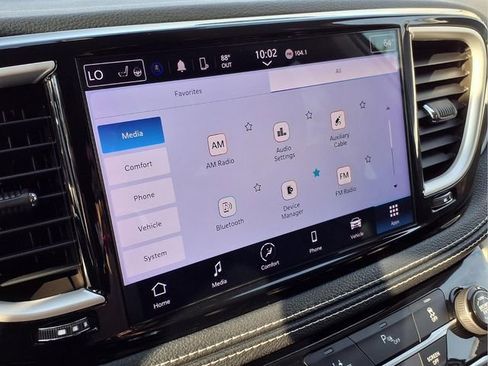 Used 2023 Chrysler Pacifica Touring-L image 4