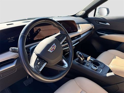Used 2024 Cadillac XT4 Luxury image 9
