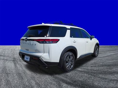 Used 2024 Nissan Pathfinder SV w/ SV Premium Package image 4