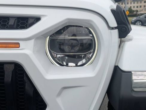 Used 2020 Jeep Gladiator Overland AWD/4WD image 12