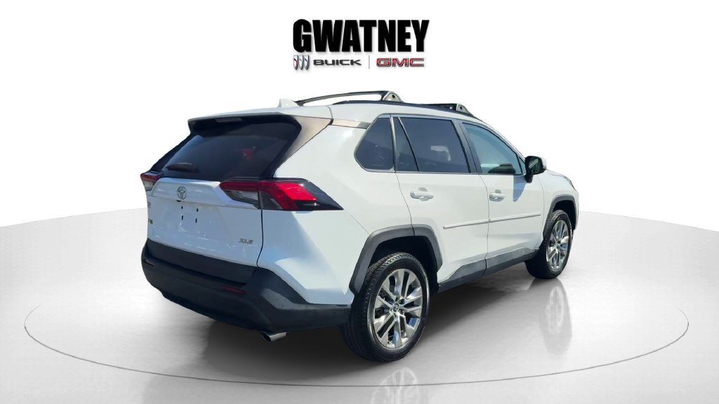 Used 2020 Toyota RAV4 XLE Premium FWD image 3