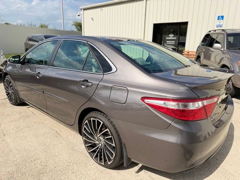 Used 2017 Toyota Camry SE FWD image 3