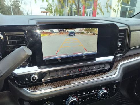 Used 2024 GMC Sierra 1500 SLE image 17