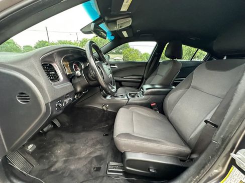 Used 2017 Dodge Charger SE RWD image 11