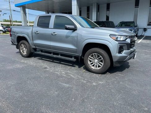 Used 2025 Chevrolet Colorado LT RWD image 2