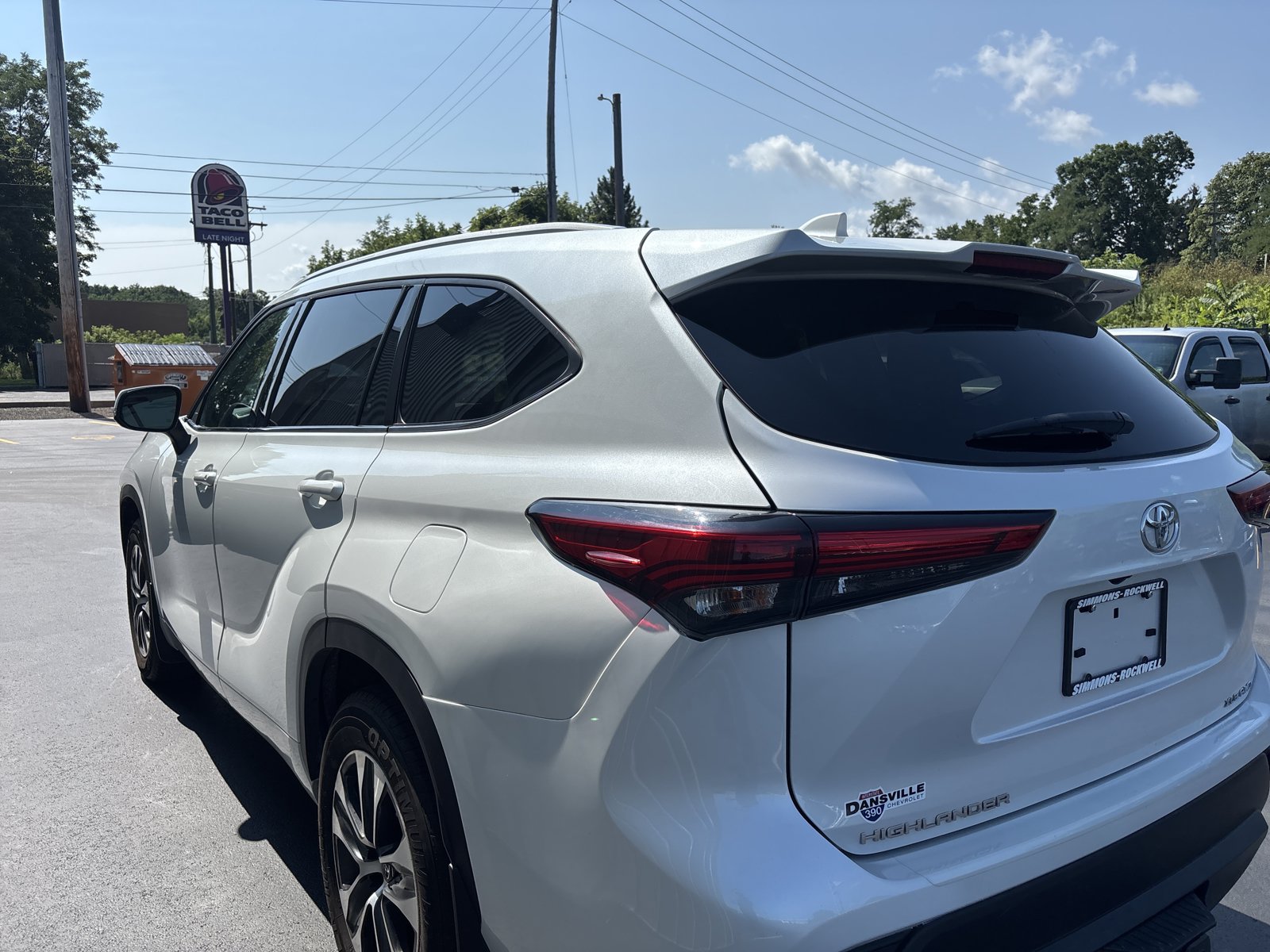 Used 2022 Toyota Highlander XLE AWD/4WD image 7